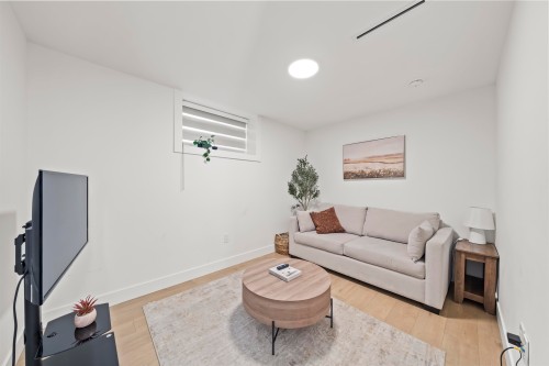 742 58Th Avenue E, Vancouver, BC 
