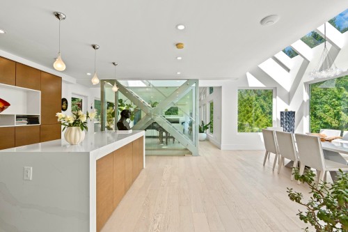6236 Summit Avenue, West Vancouver, BC 