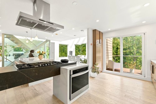 6236 Summit Avenue, West Vancouver, BC 
