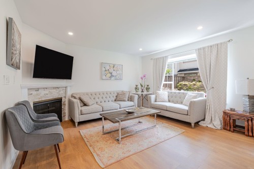 16-901 17th Street W North Vancouver, BC V7P 1V8