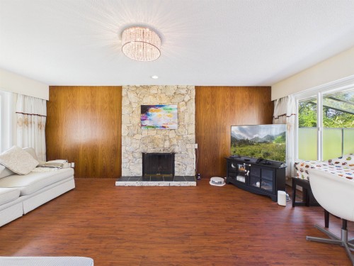 6119 Service Street, Burnaby, BC 