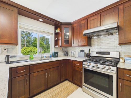 6119 Service Street, Burnaby, BC 