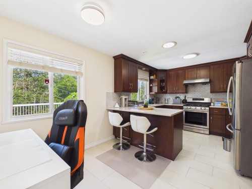 6119 Service Street, Burnaby, BC 
