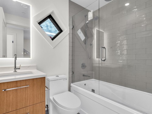 2568 2Nd Avenue W, Vancouver, BC - Indoor Photo Showing Bathroom
