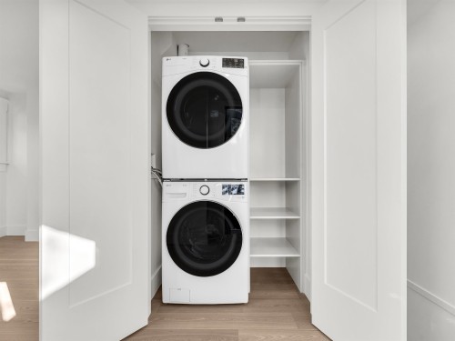 2568 2Nd Avenue W, Vancouver, BC - Indoor Photo Showing Laundry Room