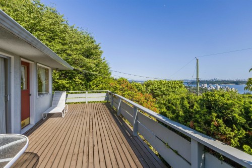 2575 Queens Avenue  West Vancouver, BC V7V 2Y9