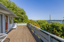 2575 Queens Avenue  West Vancouver, BC V7V 2Y9