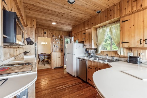 2575 Queens Avenue, West Vancouver, BC 