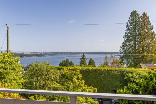 2575 Queens Avenue, West Vancouver, BC 