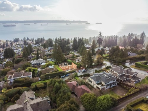 2575 Queens Avenue, West Vancouver, BC 