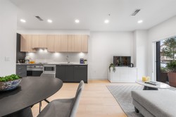 2421 Grant Street  Vancouver, BC V5K 3G5