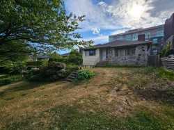 7649 Yukon Street  Vancouver, BC V5X 2Y4