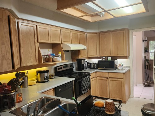 2805 Silverberry Court, Coquitlam, BC - Indoor Photo Showing Kitchen With Double Sink