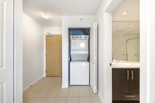 1006-2289 Yukon Crescent, Burnaby, BC - Indoor Photo Showing Laundry Room