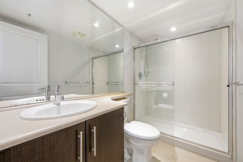 1006-2289 Yukon Crescent, Burnaby, BC - Indoor Photo Showing Bathroom