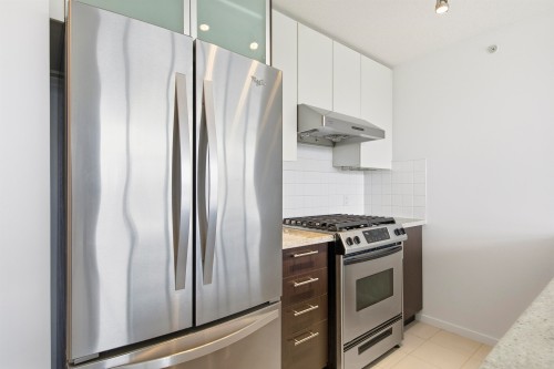 1006-2289 Yukon Crescent, Burnaby, BC - Indoor Photo Showing Kitchen With Upgraded Kitchen