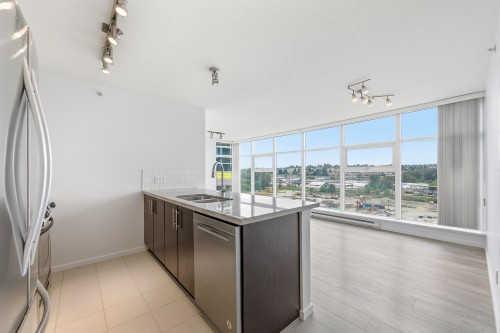 1006-2289 Yukon Crescent, Burnaby, BC - Indoor Photo Showing Kitchen With Double Sink