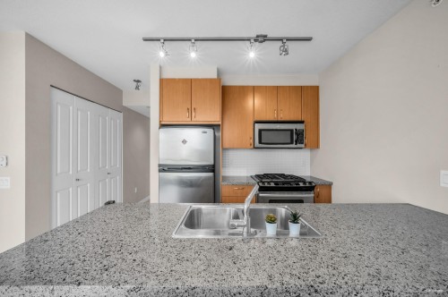 1007-9222 University Crescent, Burnaby, BC - Indoor Photo Showing Kitchen With Double Sink