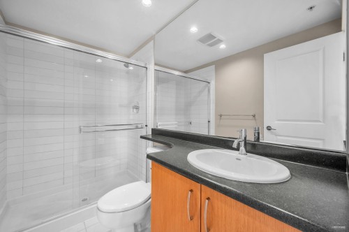 1007-9222 University Crescent, Burnaby, BC - Indoor Photo Showing Bathroom