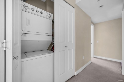 1007-9222 University Crescent, Burnaby, BC - Indoor Photo Showing Laundry Room