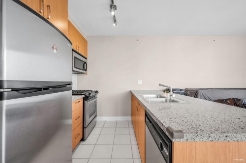 1007-9222 University Crescent, Burnaby, BC - Indoor Photo Showing Kitchen With Stainless Steel Kitchen With Double Sink