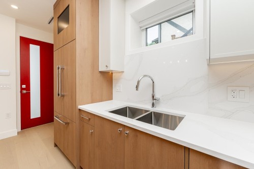 2-1845 51St Avenue E, Vancouver, BC 
