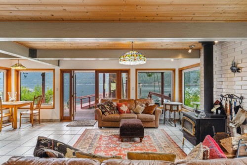 12 & 13 Coldwell Beach, North Vancouver, BC - Indoor Photo Showing Living Room