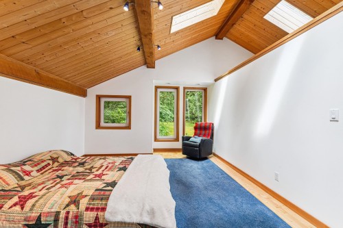 12 & 13 Coldwell Beach, North Vancouver, BC - Indoor Photo Showing Bedroom
