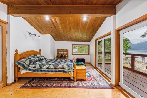 12 & 13 Coldwell Beach, North Vancouver, BC - Indoor Photo Showing Bedroom