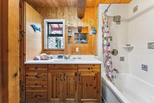 12 & 13 Coldwell Beach, North Vancouver, BC - Indoor Photo Showing Bathroom
