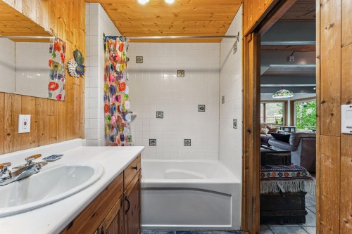 12 & 13 Coldwell Beach, North Vancouver, BC - Indoor Photo Showing Bathroom