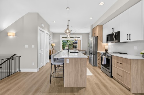 23140 Gilbert Drive, Maple Ridge, BC - Indoor Photo Showing Kitchen With Upgraded Kitchen