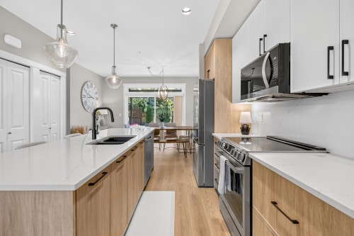 23140 Gilbert Drive, Maple Ridge, BC - Indoor Photo Showing Kitchen With Stainless Steel Kitchen With Double Sink With Upgraded Kitchen