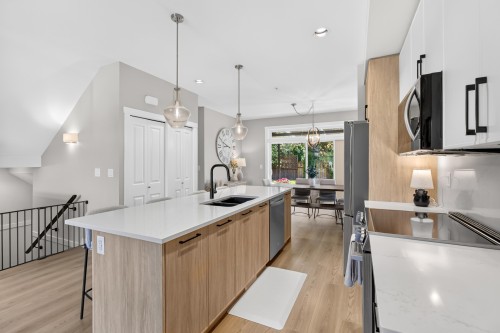 23140 Gilbert Drive, Maple Ridge, BC - Indoor Photo Showing Kitchen With Double Sink With Upgraded Kitchen