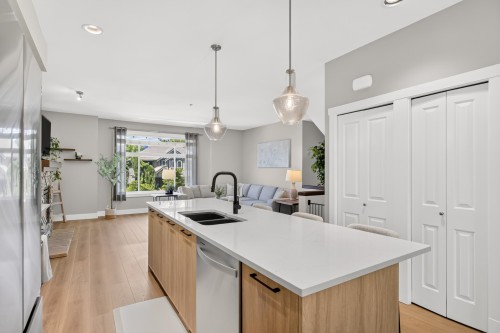 23140 Gilbert Drive, Maple Ridge, BC - Indoor Photo Showing Kitchen With Double Sink
