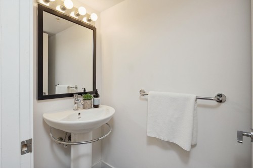 153 2Nd Street W, North Vancouver, BC 