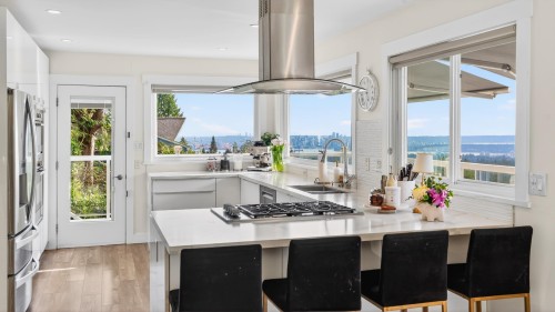 668 Alpine Court  North Vancouver, BC V7R 2L8