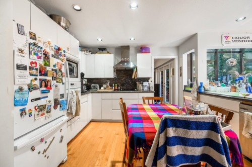 5261 Cliffridge Avenue, North Vancouver, BC 