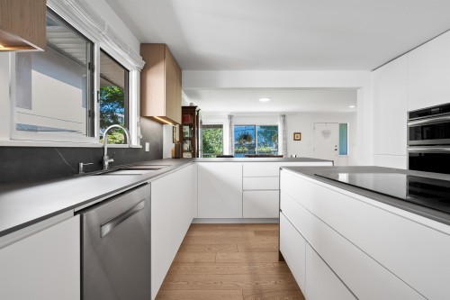 6422 Douglas Street, West Vancouver, BC 