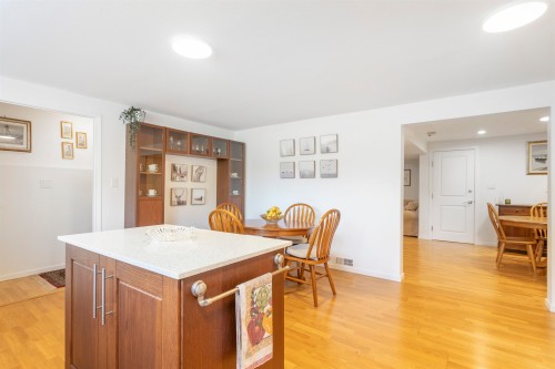 6422 Douglas Street, West Vancouver, BC 