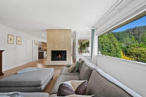 6422 Douglas Street, West Vancouver, BC 