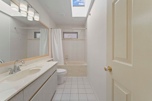 3315 Charles Street, Vancouver, BC - Indoor Photo Showing Bathroom