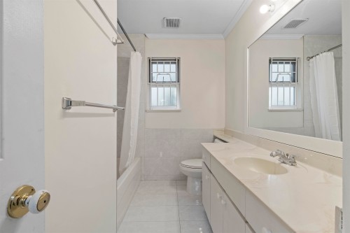 3315 Charles Street, Vancouver, BC - Indoor Photo Showing Bathroom