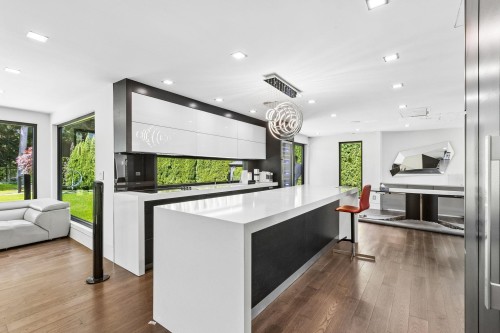 4577 Capilano Road, North Vancouver, BC 
