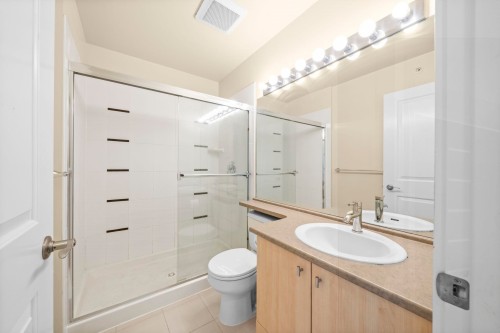 131-9229 University Crescent, Burnaby, BC - Indoor Photo Showing Bathroom