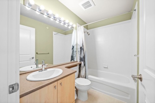 131-9229 University Crescent, Burnaby, BC - Indoor Photo Showing Bathroom