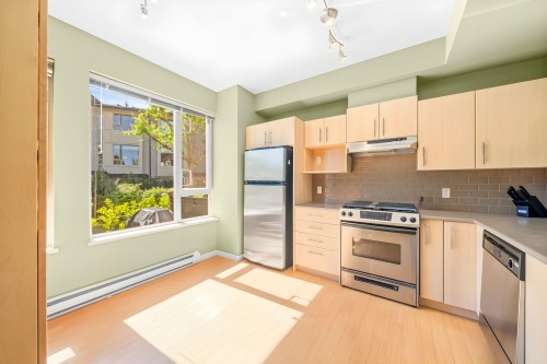 131-9229 University Crescent, Burnaby, BC - Indoor Photo Showing Kitchen