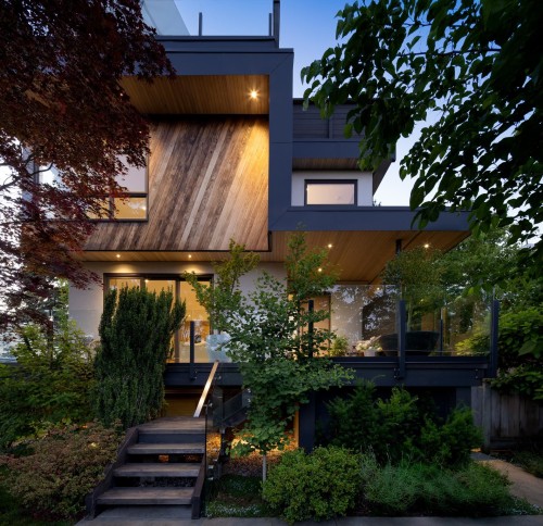 452 4Th Street E, North Vancouver, BC 