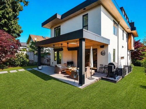 452 4Th Street E, North Vancouver, BC 