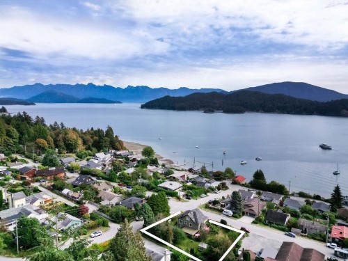 589 Seaview Road  Gibsons, BC V0N 1V9